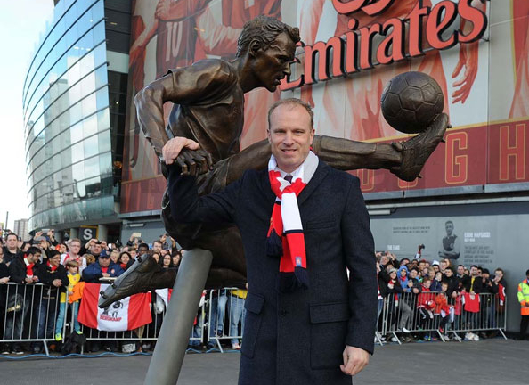 Arsenal tạc tượng huyền thoại Bergkamp bên ngoài sân Emirates