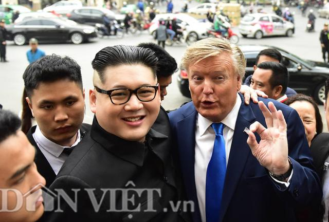 'Ông Donald Trump, Kim Jong-un' bất ngờ đi dạo trên phố Hà Nội