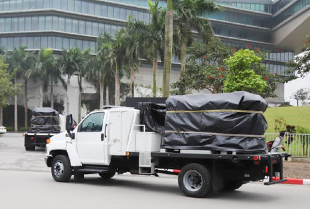 Đoàn xe chở thiết bị phục vụ Tổng thống Mỹ tới khách sạn Marriott