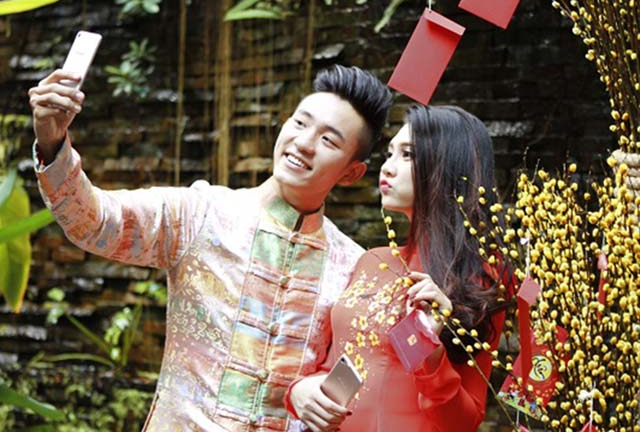 Du xuân, chụp selfie sao cho đẹp dù chỉ với iPhone “cùi”