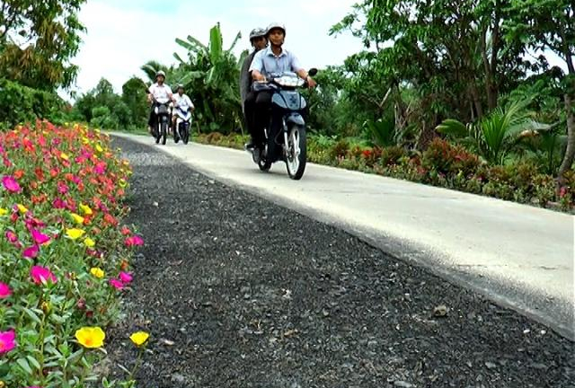 Phấn đấu phủ kín lộ ô-tô về trung tâm xã