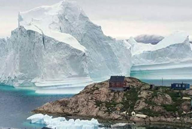 Băng trôi 11 triệu tấn 'ghé chơi', cả ngôi làng ở Greenland nín thở