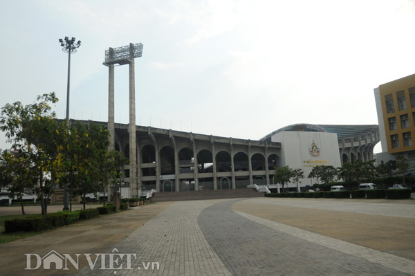 Rajamangala vắng tanh trước giờ khai cuộc