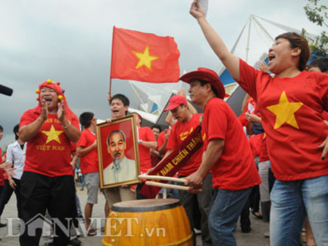CĐV Việt Nam vẫy cờ gõ trống, khuấy đảo SVĐ Rajamangala