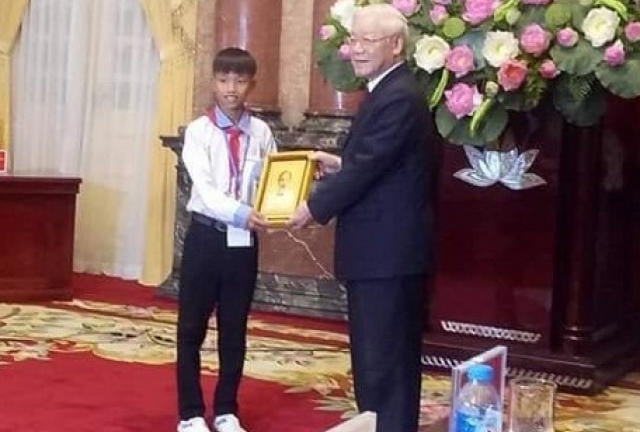 Cậu học trò nghèo được Tổng Bí thư, Chủ tịch nước tặng ảnh Bác Hồ