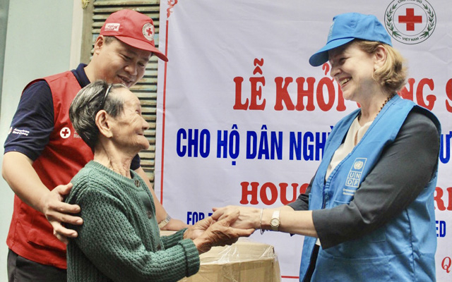 UNDP phối hợp Hội Chữ thập đỏ tỉnh Quảng Ngãi hỗ trợ khẩn cấp cho người dân
