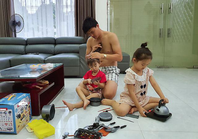 Vợ ra 'tối hậu thư' buộc chồng phải ngủ riêng để tránh nhiễm nCoV