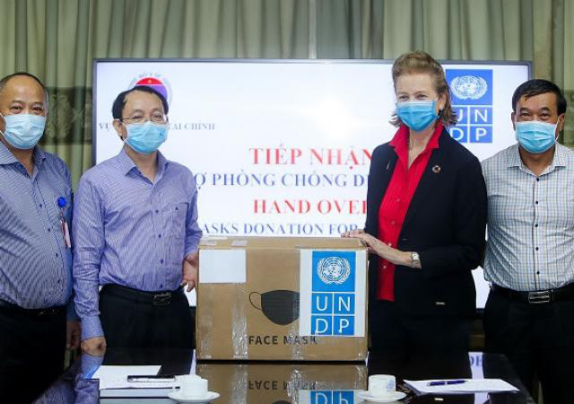 UNDP tặng Việt Nam 20.000 khẩu trang chống Covid-19