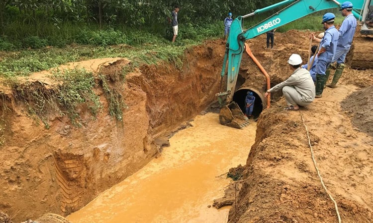 Viwasupco vừa lo vỡ đường ống, đường ống nước sông Đà vỡ ngay