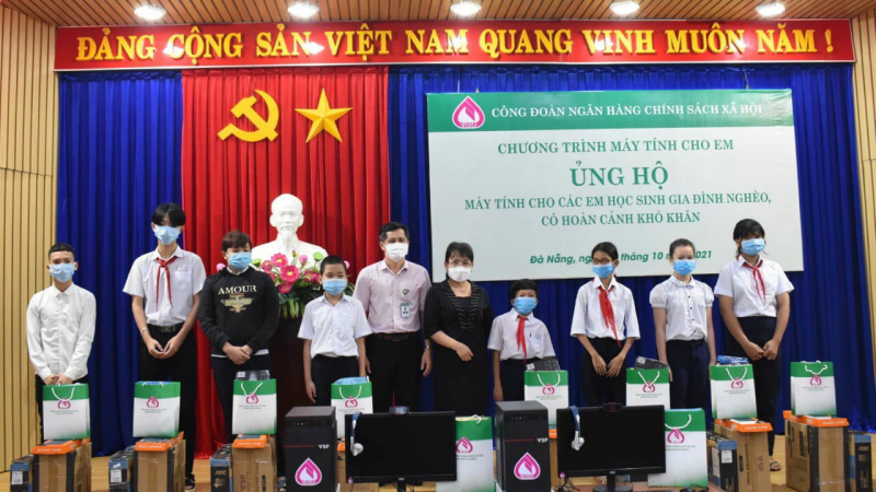 Đà Nẵng: NHCSXH trao tặng 15 máy tính cho học sinh có hoàn cảnh khó khăn