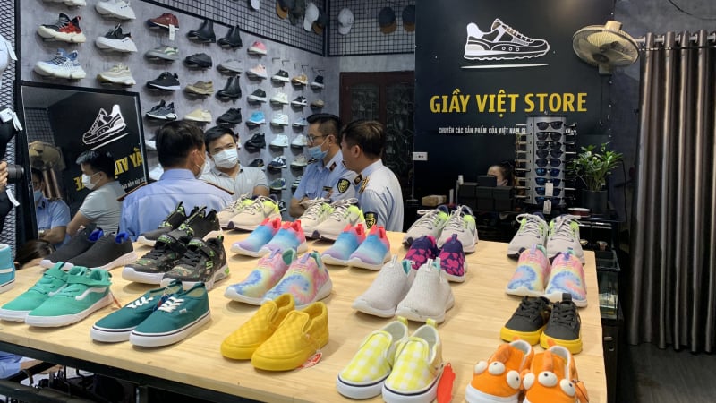 Đồng loạt đột kích 15 điểm kinh doanh nổi tiếng, thu giữ hàng nghìn sản phẩm gắn mác Adidas, Nike, CK, Channel