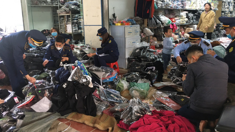 500 sản phẩm giả mạo nhãn hiệu nổi tiếng Louis Vuitton, NIKE, Dior, ADIDAS, Puma, Burberry, GUCCI
