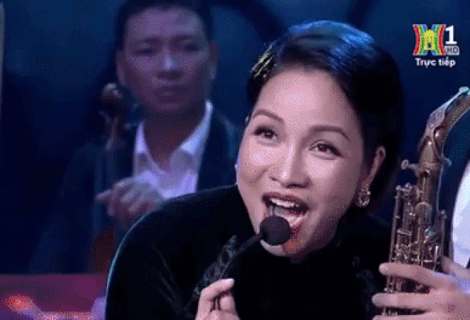 Diva Hồng Nhung, Mỹ Linh xử lý đỉnh cao loạt sự cố quên lời, mic mất tiếng