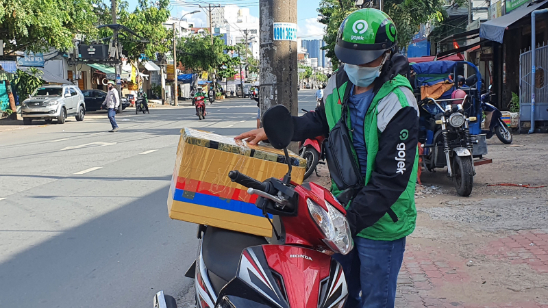 TP.HCM: Grab, Gojek, Now… tắt giao hàng sau 17h, gấp rút làm thẻ đeo cho shipper