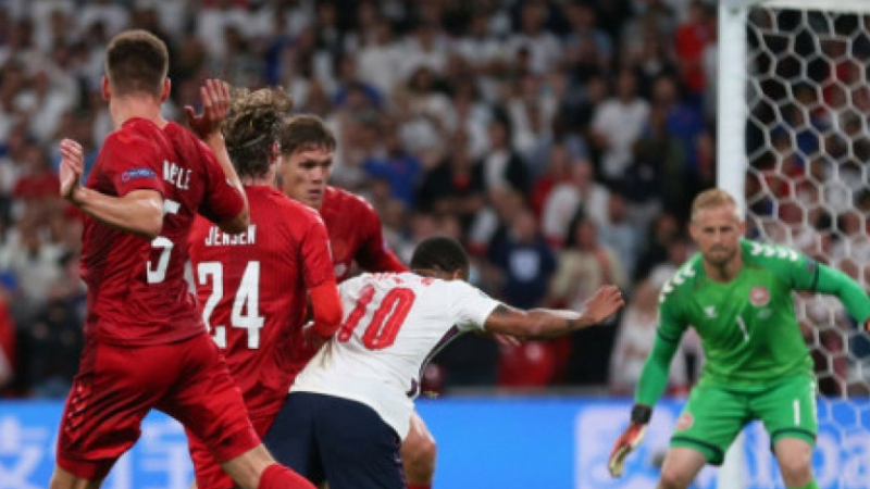 CĐM bùng nổ tranh cãi với tình huống kiếm phạt đền của Raheem Sterling