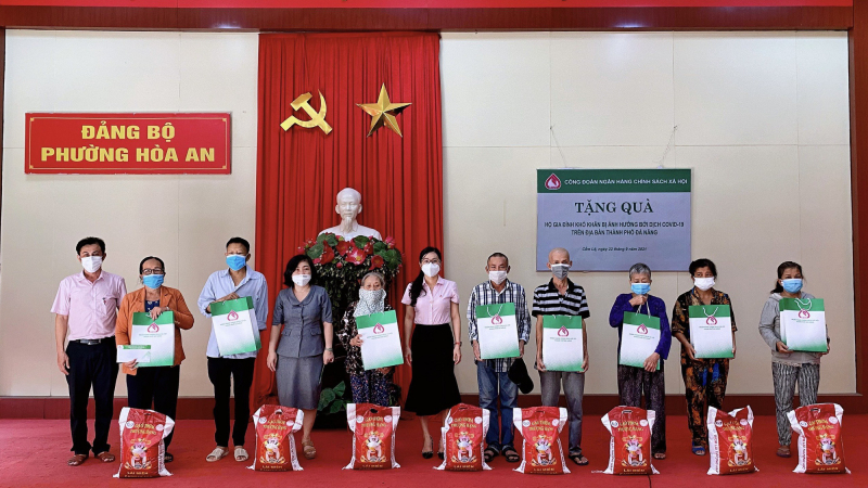 Đà Nẵng: NHCSXH trao 560 suất quà đến các gia đình khó khăn do ảnh hưởng Covid-19