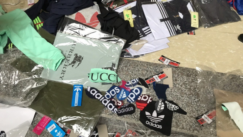 Hàng trăm quần áo giả nhãn hiệu Louis Vuilton, NIKE, Dior, ADIDAS, Puma, Burberry, GUCCI