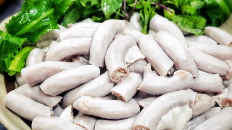 Luộc lòng lợn chỉ cần cho 1 loại gia vị này đảm bảo lòng trắng phau, giòn  sần sật “đỉnh” chẳng kém ngoài hàng