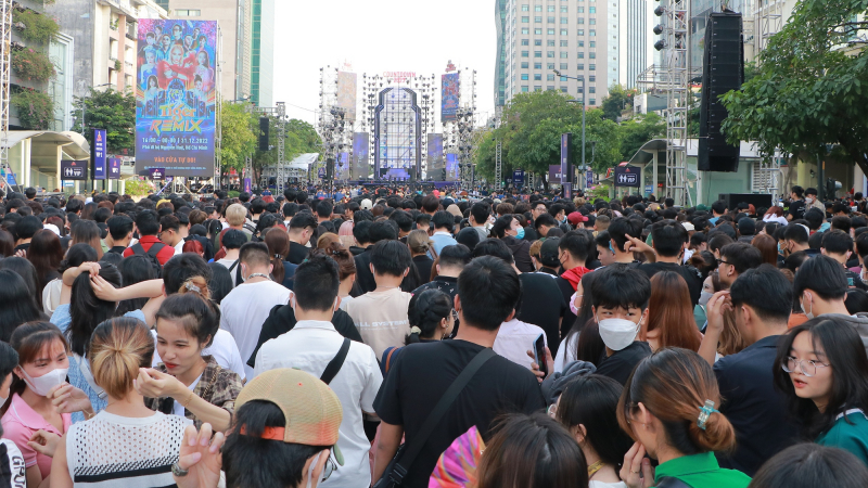 Mới 4 giờ chiều, phố đi bộ Nguyễn Huệ đã chật kín người đợi countdown 2023
