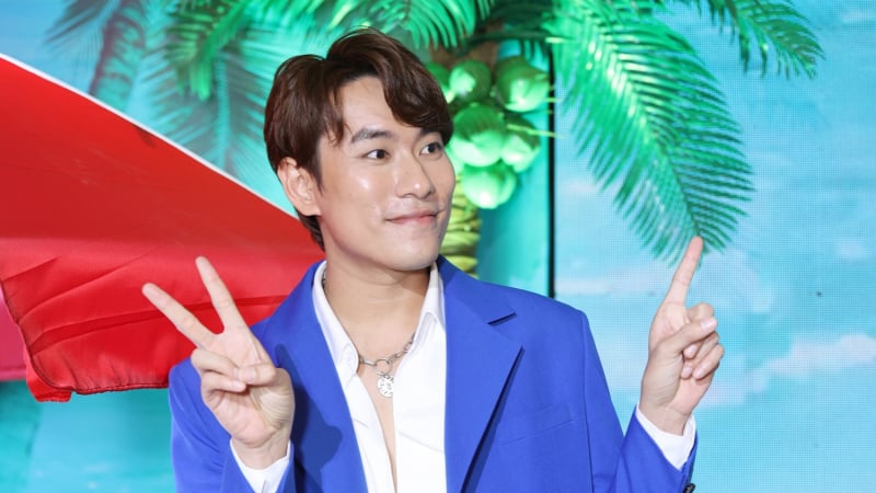 Kiều Minh Tuấn: Đang ngủ, mở mắt ra là thấy camera và mic kề ngay mặt mình