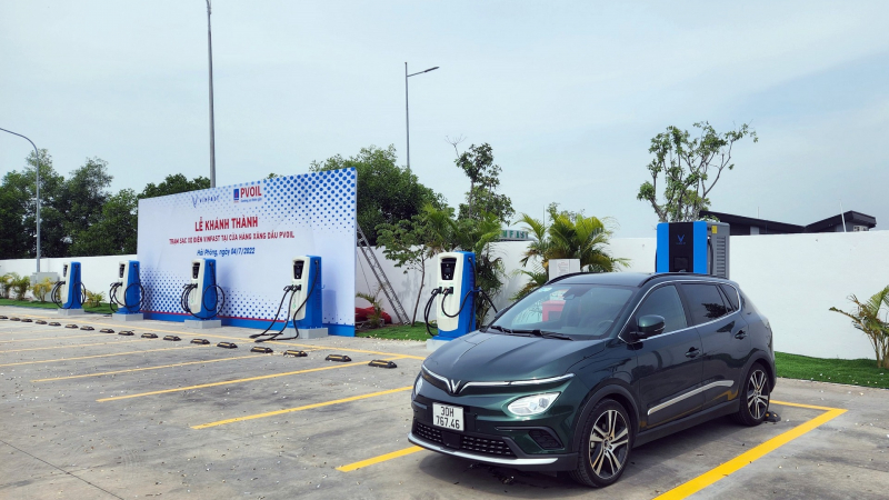 Khánh thành trạm sạc xe điện VinFast đầu tiên tại cửa hàng xăng dầu PVOIL