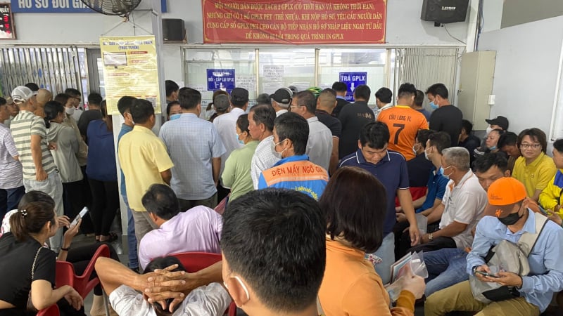 Người dân ùn ùn đi đổi giấy phép lái xe thẻ giấy sang thẻ PET, Sở Giao thông Vận tải TP.HCM nói gì?