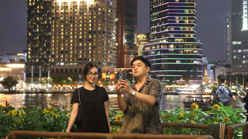 Người Sài Gòn đổ về các điểm countdown đón năm mới sau cơn mưa lớn cả tiếng đồng hồ