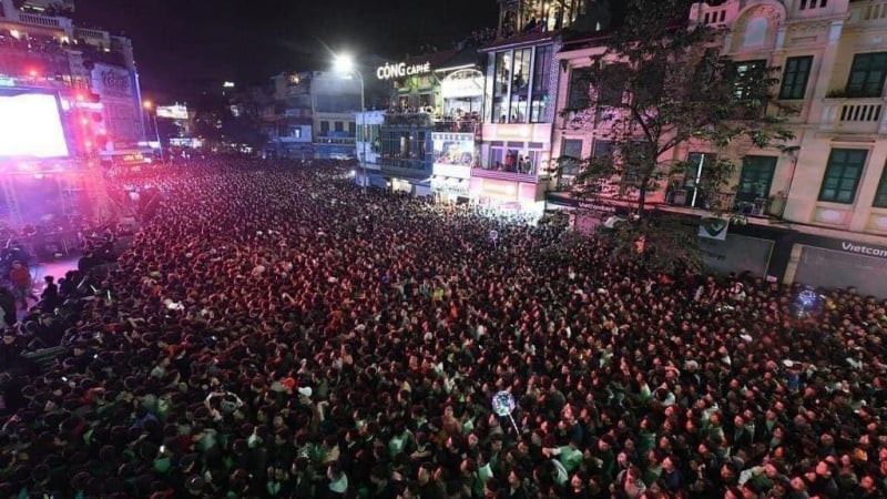 Hàng vạn người đổ về hồ Gươm, xếp hàng rồng rắn đi vệ sinh trước giờ Countdown chào năm mới 2024