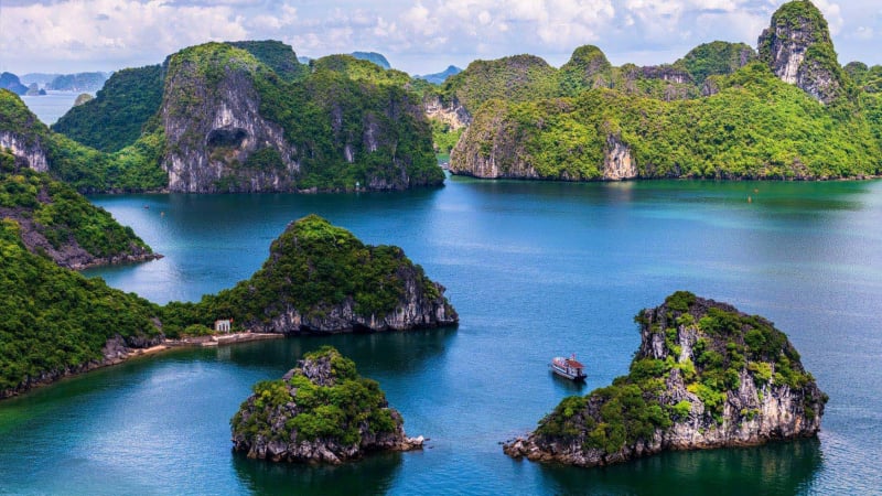 Chiêm ngưỡng Vịnh Hạ Long, địa đanh được CNN bình chọn là điểm đến hàng đầu thế giới
