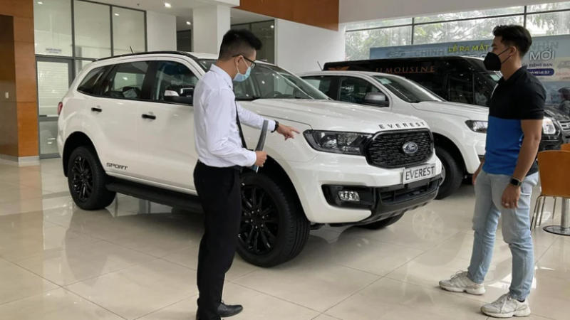 Thất nghiệp, dân sale xe hơi, bất động sản đi chạy grab