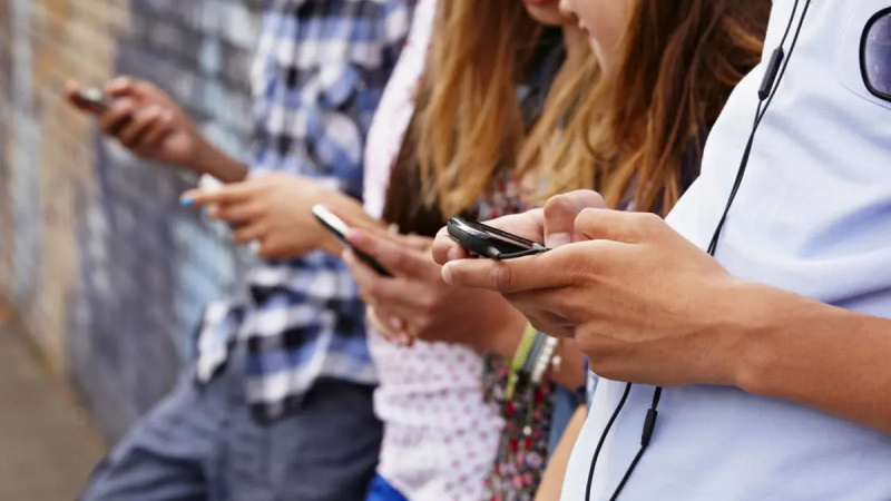 Giới trẻ cai nghiện smartphone bằng cách 'làm bạn' với... điện thoại cục gạch