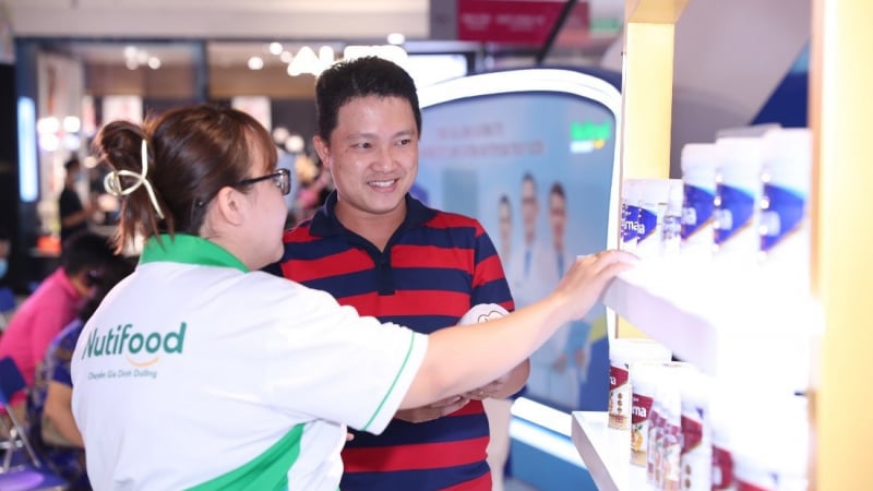 Hàng ngàn người dùng xếp hàng trải nghiệm tại Triển lãm Viện Nghiên cứu Dinh dưỡng Nutifood Thụy Điển
