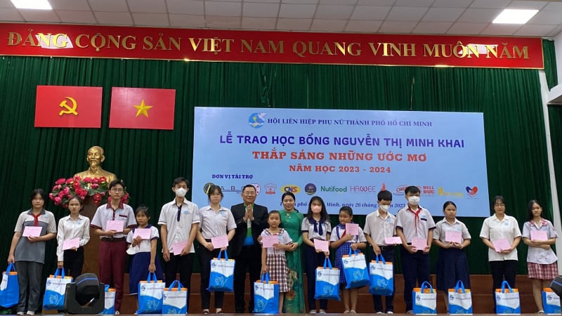 Nutifood tiếp sức cho học sinh, sinh viên nghèo thực hiện mơ ước đến trường