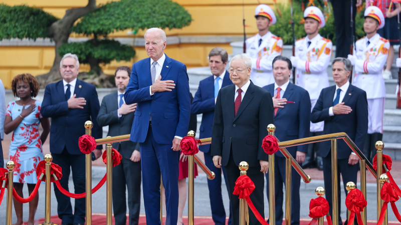Cú 'bắt tay' 10 tỷ USD giữa Vietnam Airlines và Boeing trong chuyến thăm Việt Nam của Tổng thống Biden