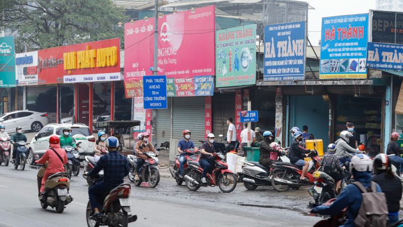 Vụ xe tải ép ngã xe máy: Công an lấy lời khai lái xe grab, “hứa cố gắng tìm ra lái xe tải sớm nhất”