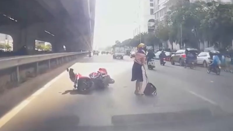Vụ xe tải cố ý đâm xe máy ở Hà Nội: Công an trả chiếc xe máy cho lái xe grab