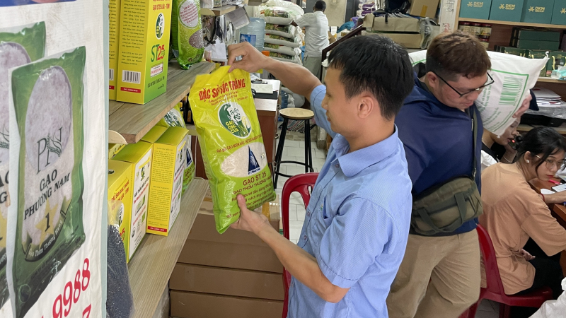 Giá gạo bán lẻ tiếp tục tăng, gạo ST25 Ông Cua lần đầu tăng theo