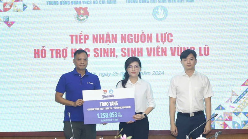 Chương trình “Vượt thiên tai - tiếp bước tương lai” của Vinamilk vượt cam kết 6 tỷ đồng giúp đỡ trẻ em vùng bão lũ
