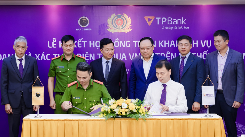 TPBank và Trung tâm RAR - Bộ Công An ký kết Hợp đồng dịch vụ Định danh qua VneID trên App TPBank