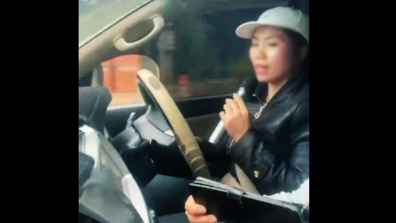 Danh tính người phụ nữ vừa lái ô tô vừa cầm micro hát karaoke tại Đắk Lắk
