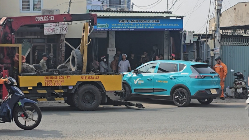 Clip: Taxi mất lái tông sập tường hai nhà bên đường tại quận 7, TP.HCM