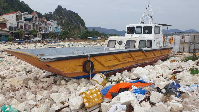 Quảng Ninh: DN tái chế phao xốp biến mất, bãi rác hàng triệu phao xốp sau chuyển đổi vẫn ngổn ngang