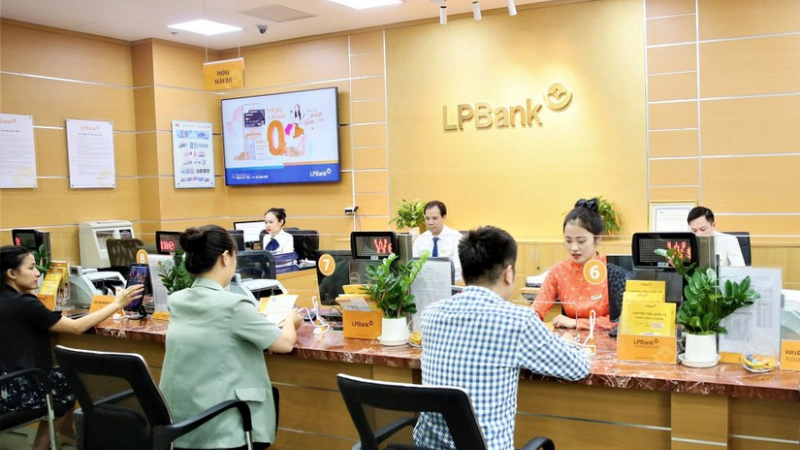 Hai lãnh đạo LPBank đăng ký bán gần 1,2 triệu cổ phiếu LPB