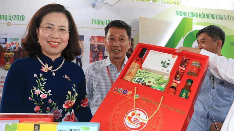 Phó Chủ tịch T.Ư HND Việt Nam Bùi Thị Thơm kỳ vọng sự phát triển mạnh mẽ của Báo Nông thôn Ngày nay/Dân Việt