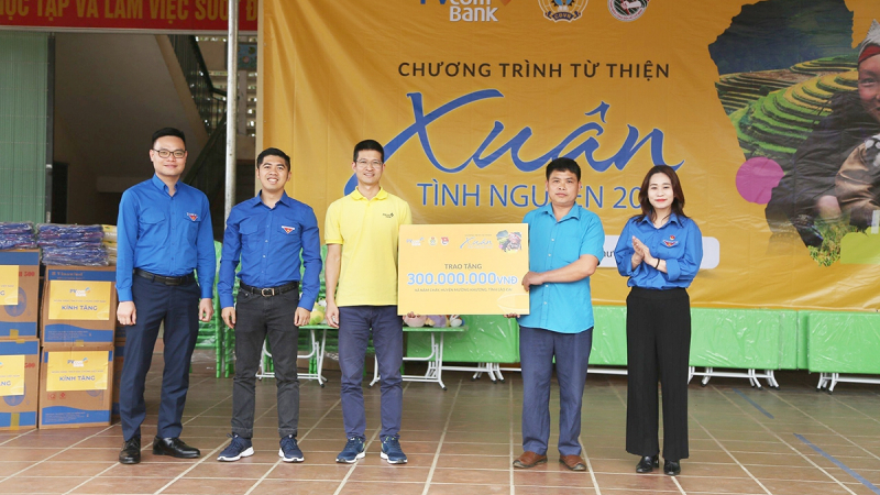 PVcomBank mang yêu thương đến các hoàn cảnh khó khăn tại tỉnh Lào Cai