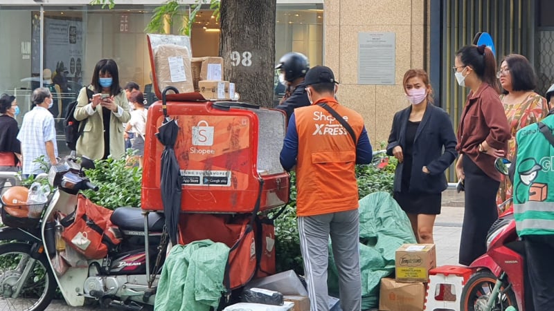 Shopee phản ứng khi bị nhà bán hàng tố chiếm dụng vốn, chiều người mua, bỏ mặc người bán