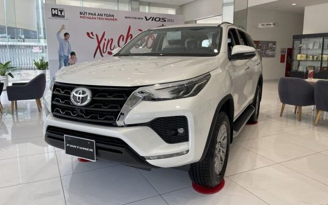 Giá xe Toyota Fortuner lăn bánh tháng 6/2024: Giảm bởi áp lực của Ford Everest