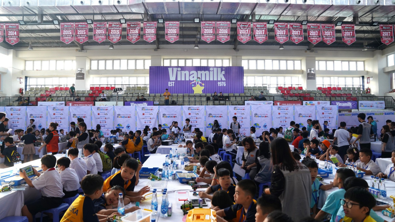 Các thí sinh ROBOTACON WRO 2024 cùng Vinamilk trở thành “Đồng minh Trái đất”