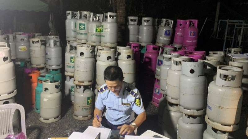 Quản lý thị trường TP.HCM tạm giữ hơn 300 bình gas đã qua sử dụng không đảm bảo an toàn
