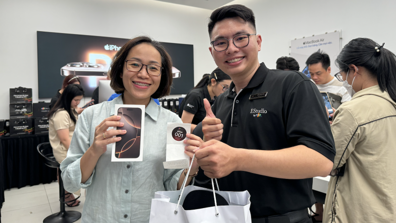 Hàng nghìn người thức trắng đêm nhận iPhone 16 tại TP.HCM